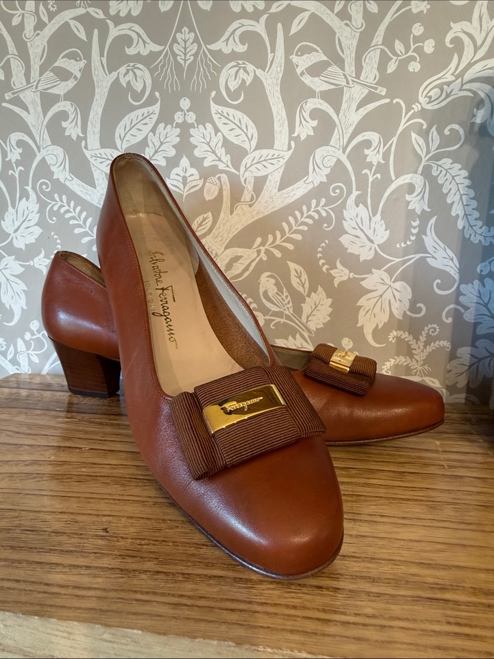 Ferragamo Vara Bow Brown Leather Kitten Heels Gold Hardware Size 9 1/2 9.5 2A